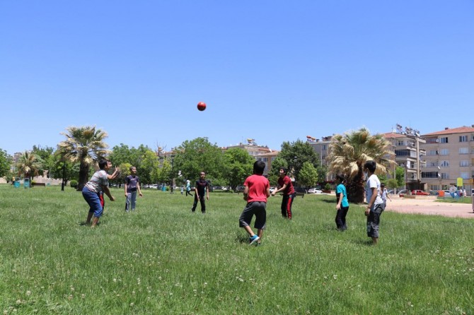 Gaziantep’te çocuklar parklarda doyasıya eğlendi