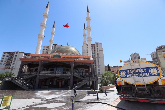 Gaziantep’te yeniden ibadete açılacak camiler dezenfekte ediliyor