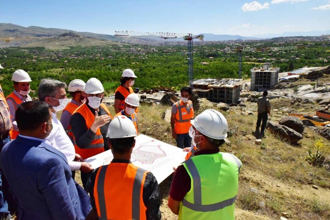 Malatya'da depremzedeler için inşa edilen konut çalışmaları tedbirler çerçevesinde sürüyor