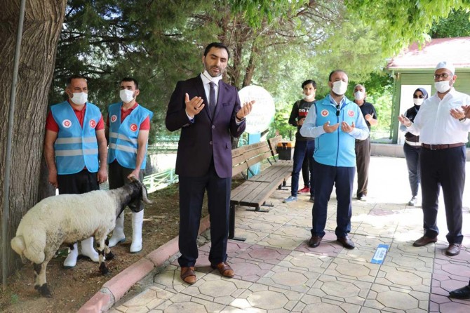 Gaziantep'te Camilerin ibadete açılması dolayısıyla şükür kurbanı kesildi
