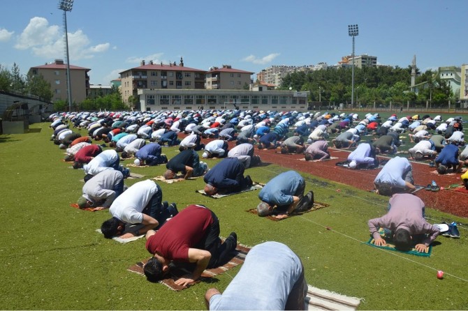 Siirt’te sosyal mesafeli ilk cuma namazı kılındı