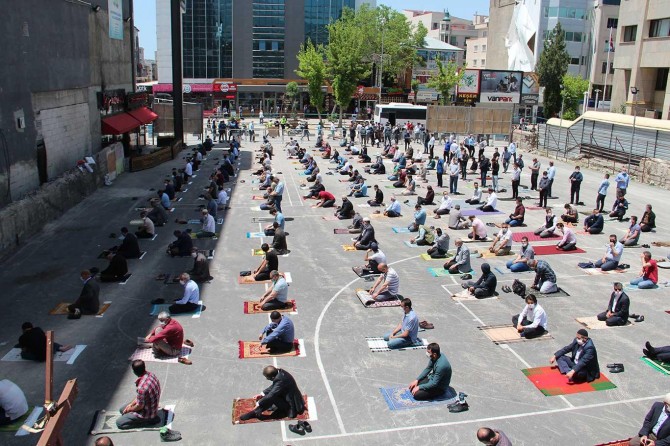 Van’da Cuma namazı sosyal mesafeye uyularak kılındı