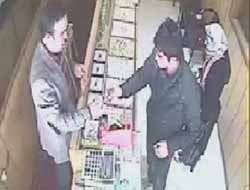 Ağrı'da kuyumcudaki hırsızlık anı kamerada video