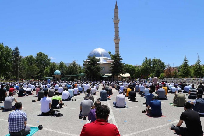 Malatyalılar Cuma namazı için belirlenen alanlarda buluştu, kederler sevince dönüştü