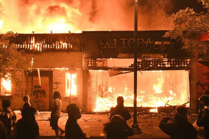 ABD'de, polis şiddetine maruz kalarak ölen George Floyd için protestolar devam ediyor