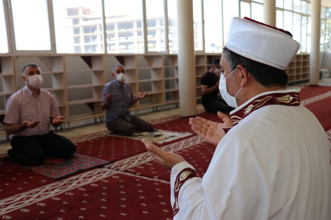 İmamlar cemaate, cemaat camilere kavuşmanın sevincini yaşıyor