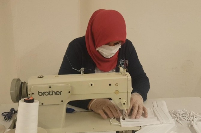Batmanlı kadınlar gündüz tarlada çalışıp akşam maske üretiyor