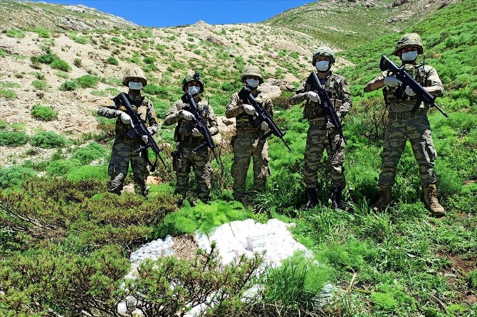 Sınırda çok sayıda kaçak ilaç, silah, sigara ve uyuşturucu madde ele geçirildi