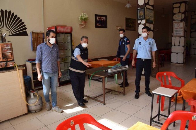 Viranşehir'de yeniden faaliyete başlayan işyerleri denetlenerek dezenfekte edildi