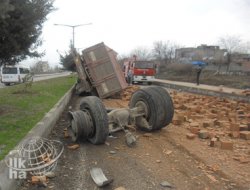 Tuğla Yüklü Kamyon Kaza Yaptı