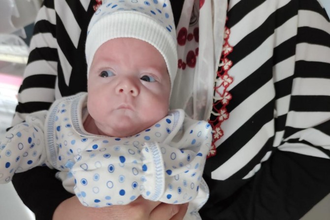 550 gram doğan bebek hayata tutundu