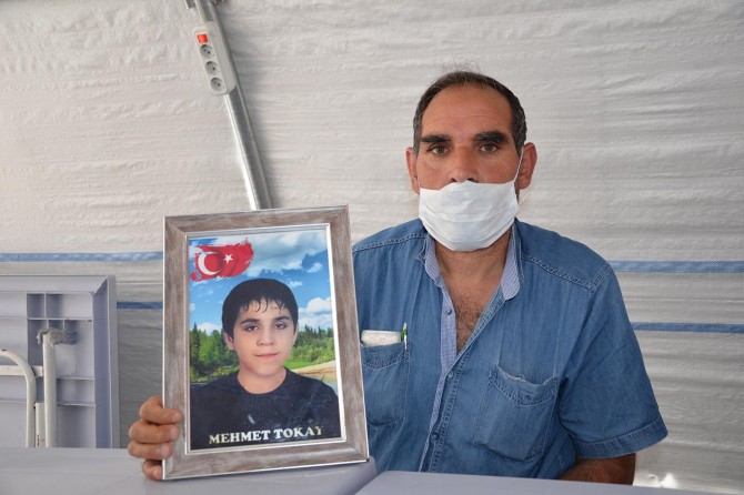 Evlat nöbetindeki baba: HDP'liler evime gelip fotoğrafımı çekip, tehdit etti