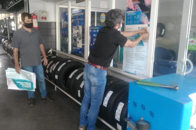 Adıyaman'da iş yerlerine Covid-19 çalışma rehberi afişleri dağıtıldı