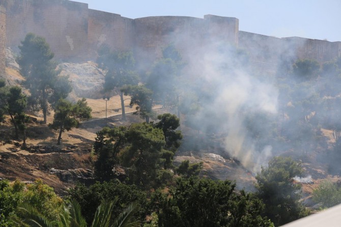 Şanlıurfa Kalesi eteklerinde yangın çıktı