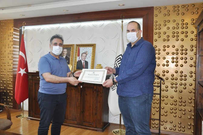 Artuklu Üniversitesi Coronavirus test laboratuvarını kuran akademisyenlere plaket verdi