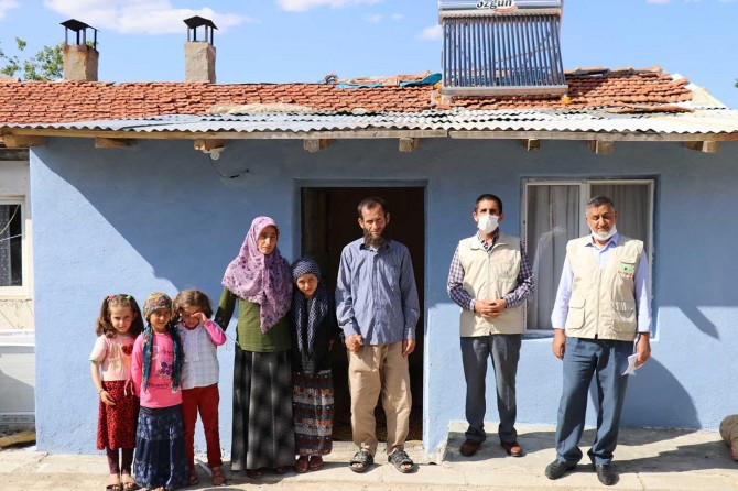 İHO-EBRAR'ın yardımlarıyla ahırda yaşamaktan kurtuldular
