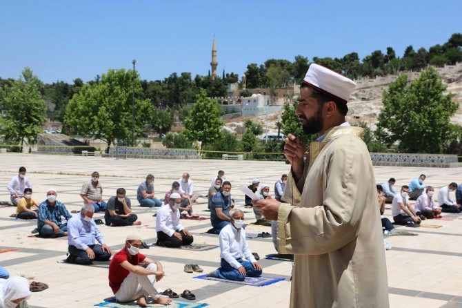 Şanlıurfa’da ikinci kez sosyal mesafeli Cuma namazı kılındı