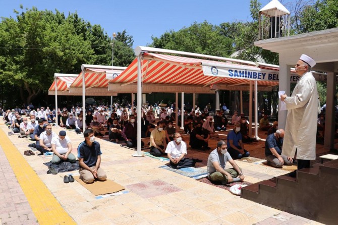 Gaziantep’e atanan Müftü Hazırlar, ilk cuma namazını kıldırdı