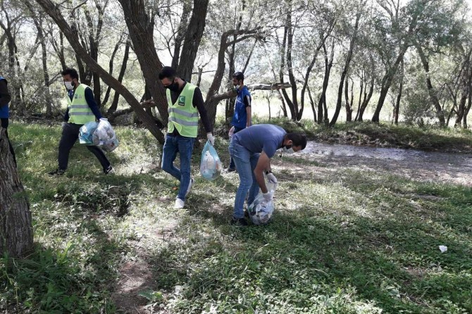 Ağrılı gençler, Dünya Çevre Günü'nde mesire alanlarını temizledi