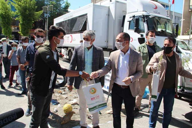 Dünya Çevre Gününde Van'da ilginç atıklar sergilenerek halka fidan dağıtıldı