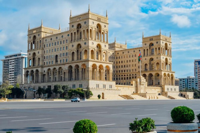 Azerbaycan'da vaka sayısındaki artış nedeniyle hafta sonu sokağa çıkma yasağı uygulanıyor