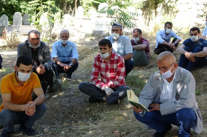 Siirt'te vefat eden arkadaşları için sosyal medya üzerinden yüzlerce hatim indirdiler
