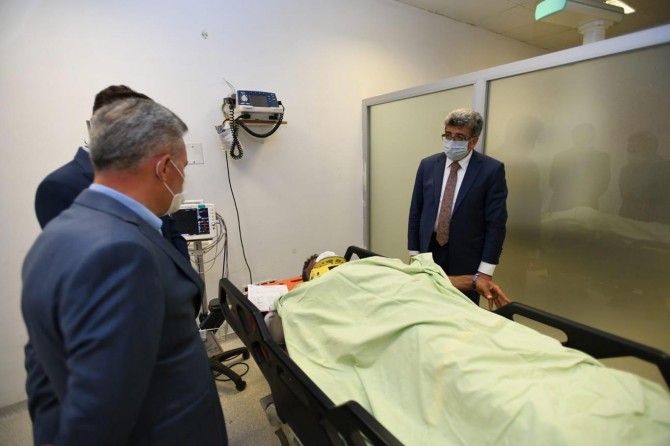 Van Valisi Bilmez, Çatak saldırısından yaralı kurtulanları hastanede ziyaret etti