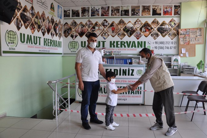 4 yaşındaki minik İsmail biriktirdiği harçlıklarını yetimlere bağışladı