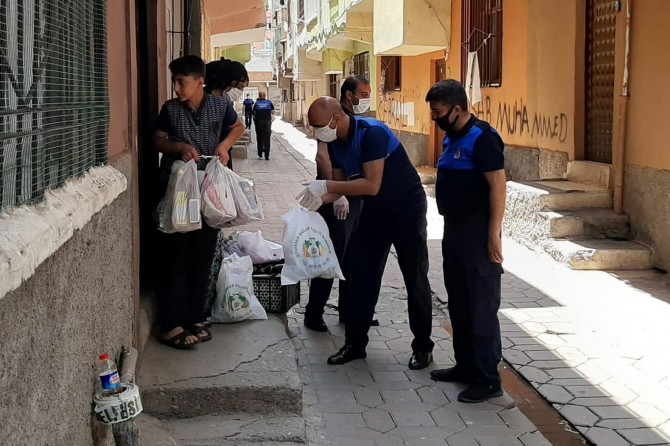 Bağlar Belediyesi karantinada kalan ailelerin gıda ve temel ihtiyaçlarını karşıladı