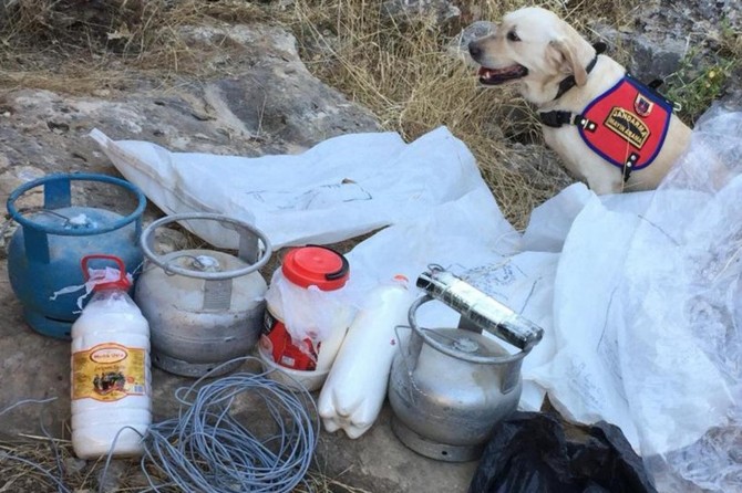 PKK’lilerin kullandığı mağarada patlayıcı malzemeleri ele geçirildi
