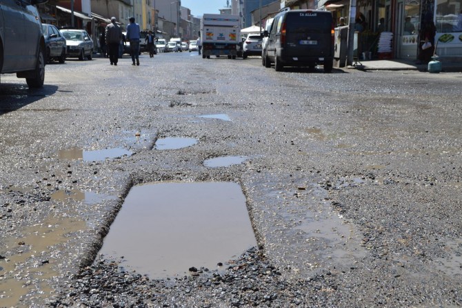 Ağrılılardan bozuk yol tepkisi