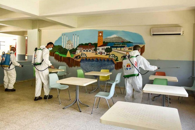 Yaklaşan sınavlar öncesinde Adana'da okullar dezenfekte ediliyor