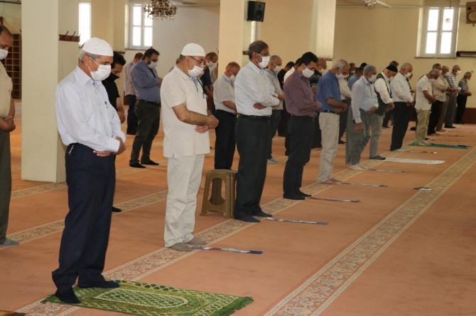 ​Yaşlılar aylar sonra camide namaz kılmanın sevincini yaşadı