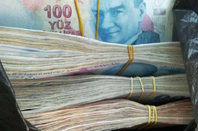 Dolandırdıkları kadının parasını bankadan çekerken suçüstü yakalandılar