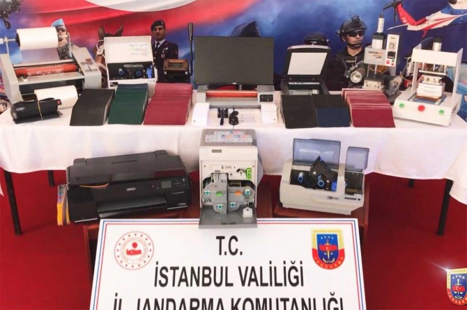 İstanbul'da basıma hazır sahte kimlik kartları ile pasaportlar ele geçirildi