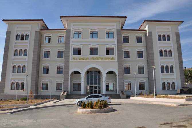 Kozluk'ta 2 katlı bina karantinaya alındı