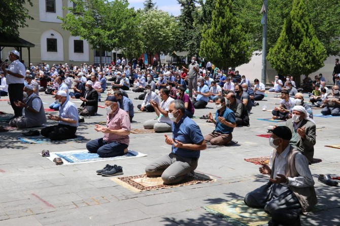 ​Yaşlılar ve gençler aylar sonra Cuma namazı kılmanın sevincini yaşadı