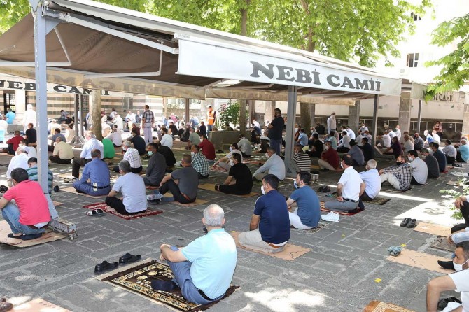 Diyarbakırlı yaşlılar ve gençler aylar sonra Cuma namazını cemaatle kıldı