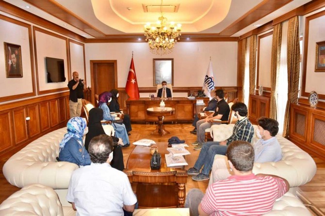 Vali Baruş "Mevlid-i Nebi Gençlik Bilgi Yarışmasında” dereceye girenlere ödüllerini verdi