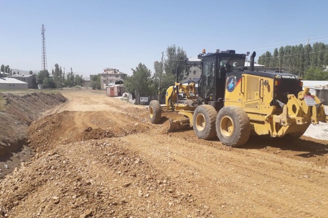 Van’da yol ağı genişletme ve parke döşeme çalışmaları sürüyor
