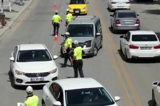 Malatya’da yapılan yaya ve araç denetimlerinde 29 kişiye ceza kesildi