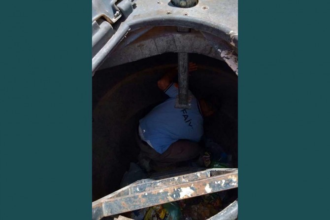 Yer altı çöp konteynırında mahsur kalan kedi itfaiye ekiplerince kurtarıldı