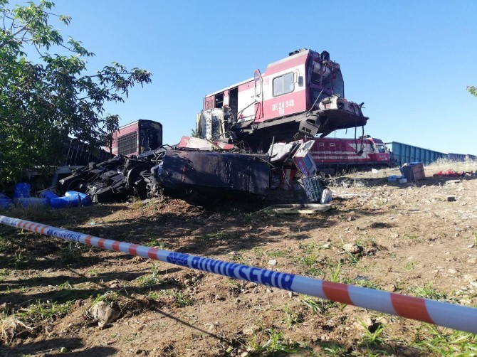Malatya'da yük trenleri kafa kafaya çarpıştı: Bir ölü 4 yaralı