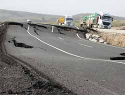 Cizre'de yol çöktü video