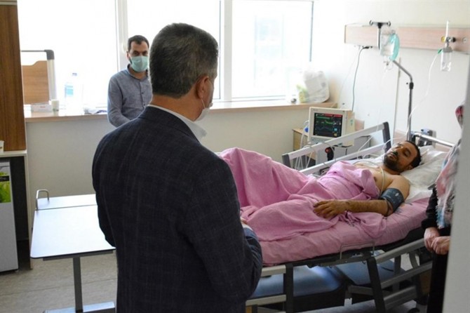 Malatya Valisi Baruş, tren kazasında yaralanan makinistleri ziyaret etti