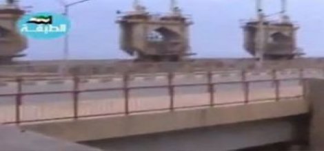 Fırat Barajı'nın da olduğu Tabka  kenti muhaliflerin eline geçti  video