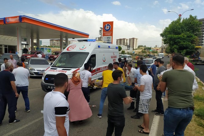Otomobil karşıya geçmek isteyen yayaya çarptı