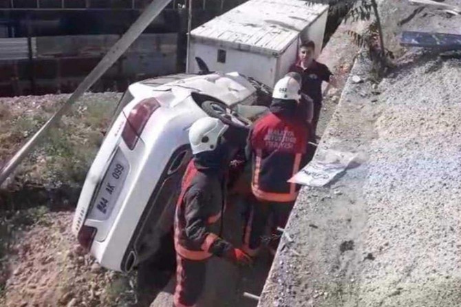 Bariyerlere çarparak şarampole düşen otomobildeki 3 kişi yaralandı