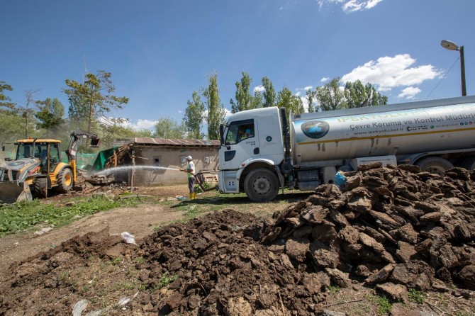 Van Gölünü kirleten ahırlar yıkılıyor