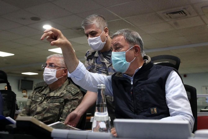 Bakan Akar: “Terör yuvaları teröristlerin başlarına yıkıldı"